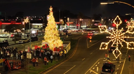 Video thumbnail: South Central LA Kicks Off the Season with its Annual Broadway Tree Lighting